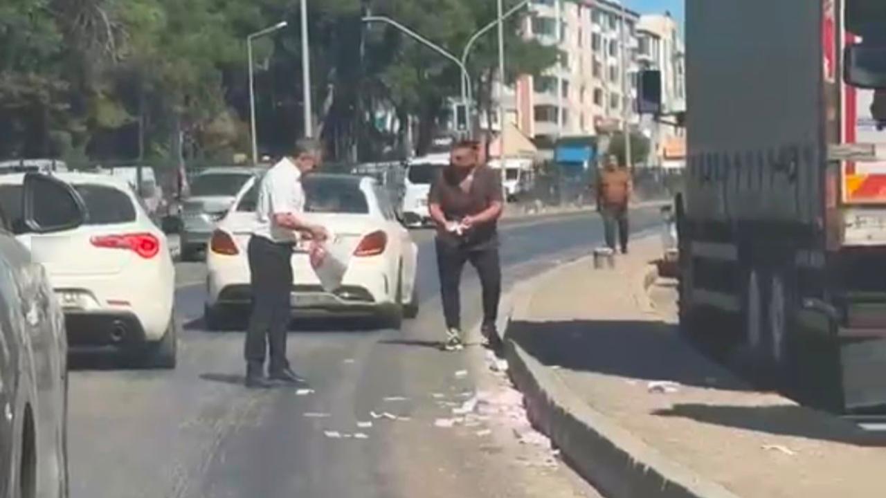 Deste deste paralar yola saçıldı: O anlar kamerada!