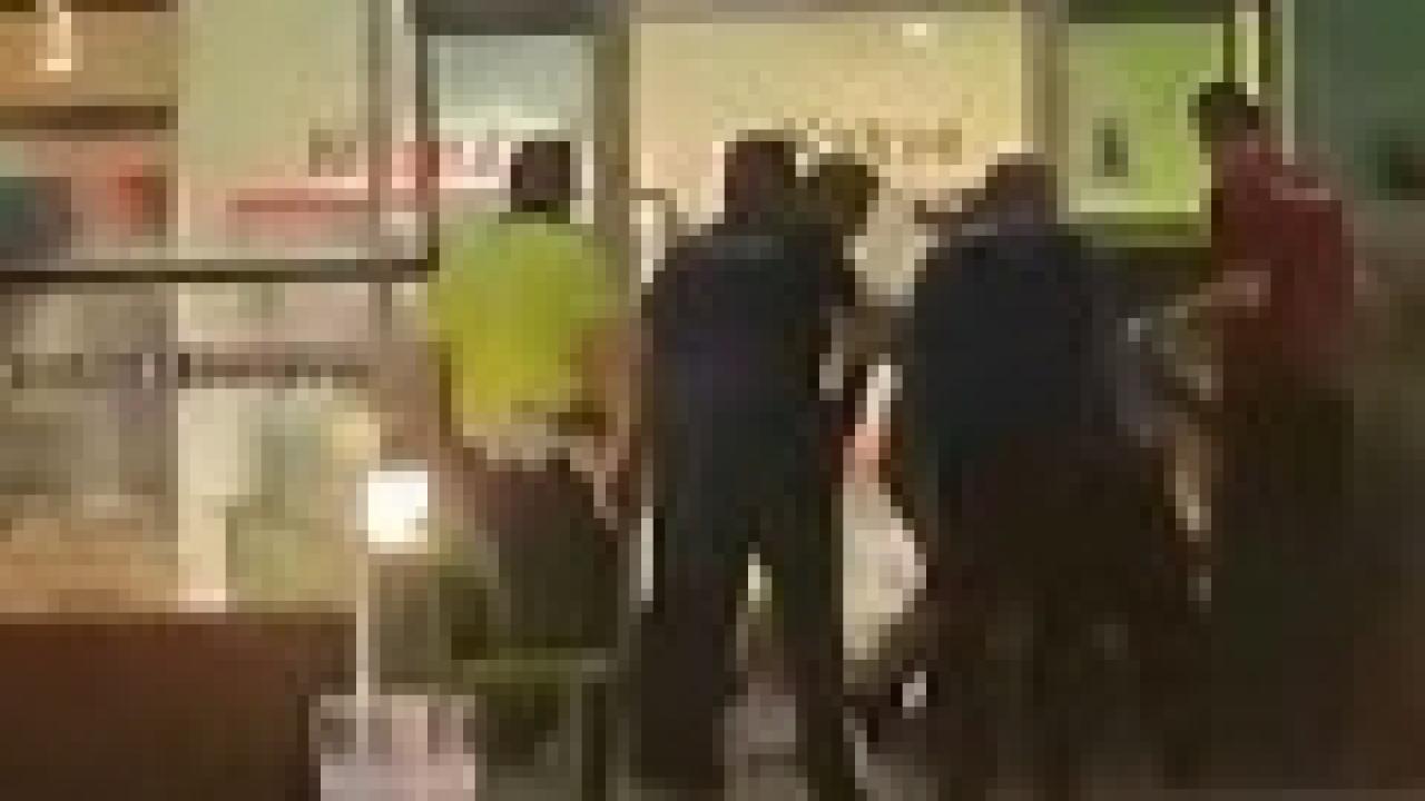 Havalimanında hareketli anlar: 4 polis bıçaklandı!