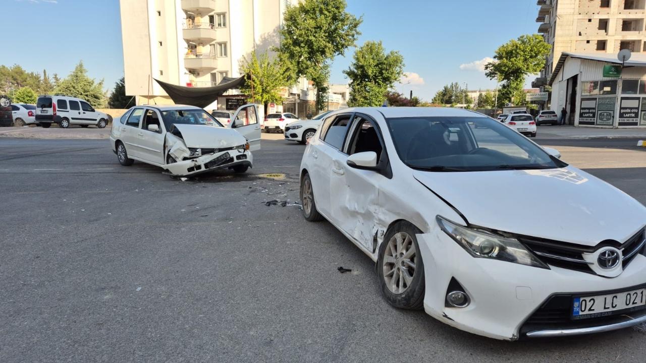 İki otomobil çarpıştı:Çok sayıda yaralı var!
