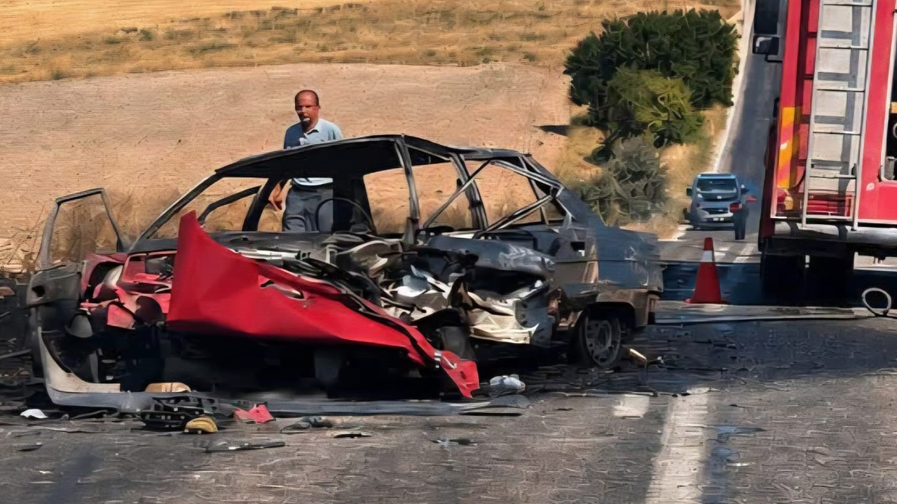 İki otomobil kafa kafaya çarpıştı: Sürücü yanan araçta can verdi!