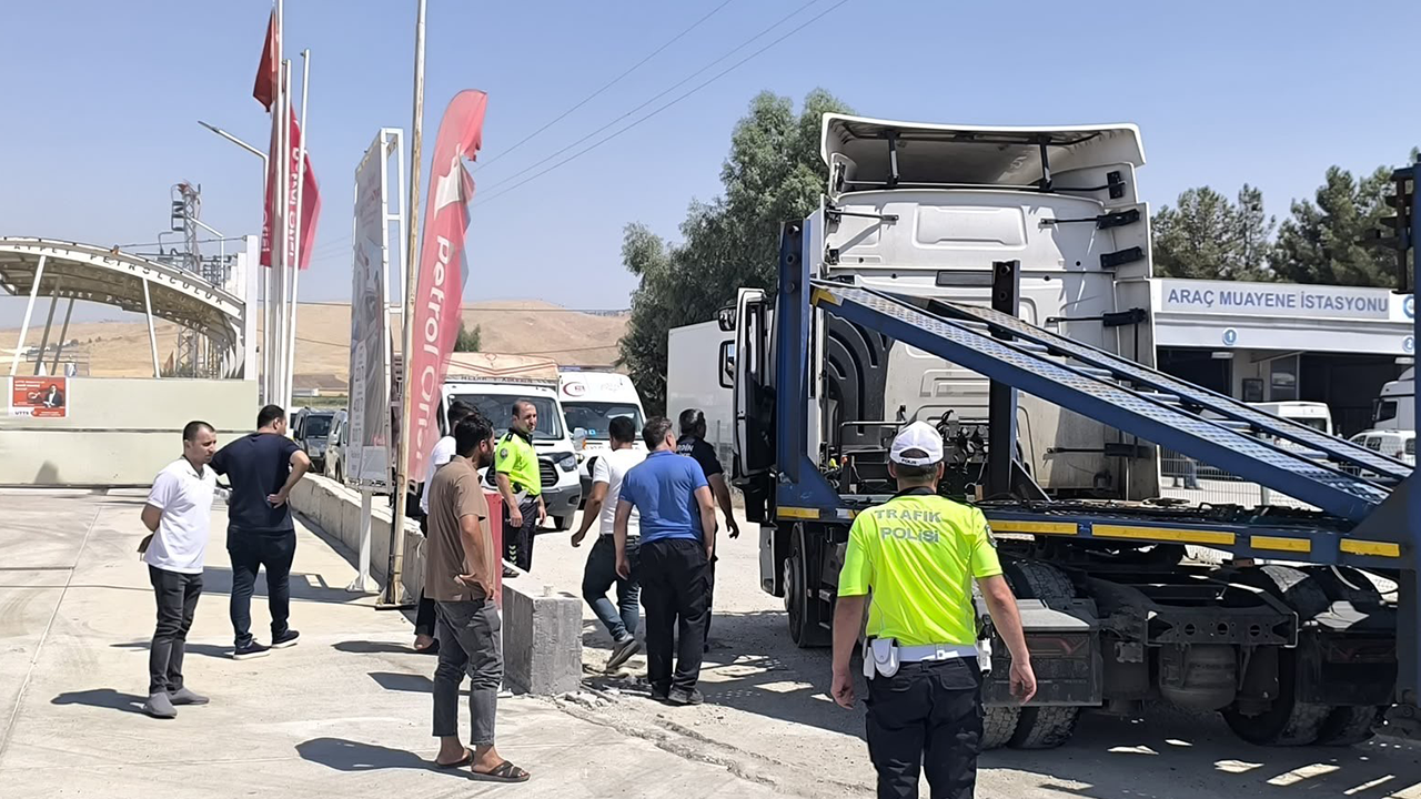 İki TIR'ın çarpıştığı trafik kazası'nda yaralı var!