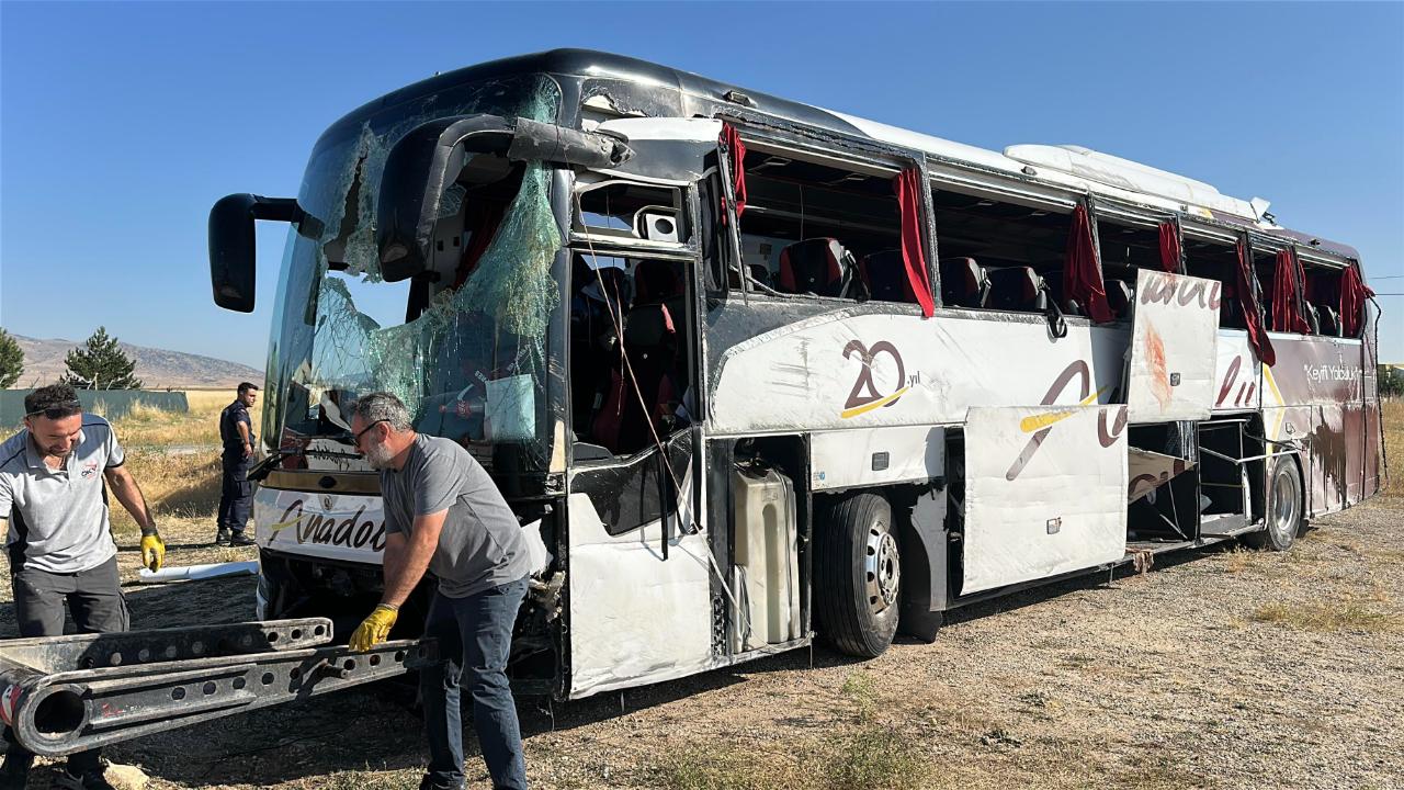 Yolcu otobüsü devrildi; 31 yaralı!