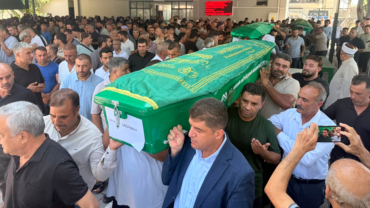 Mersin'de denizde boğulan Urfalı aile gözyaşlarıyla defnedildi!