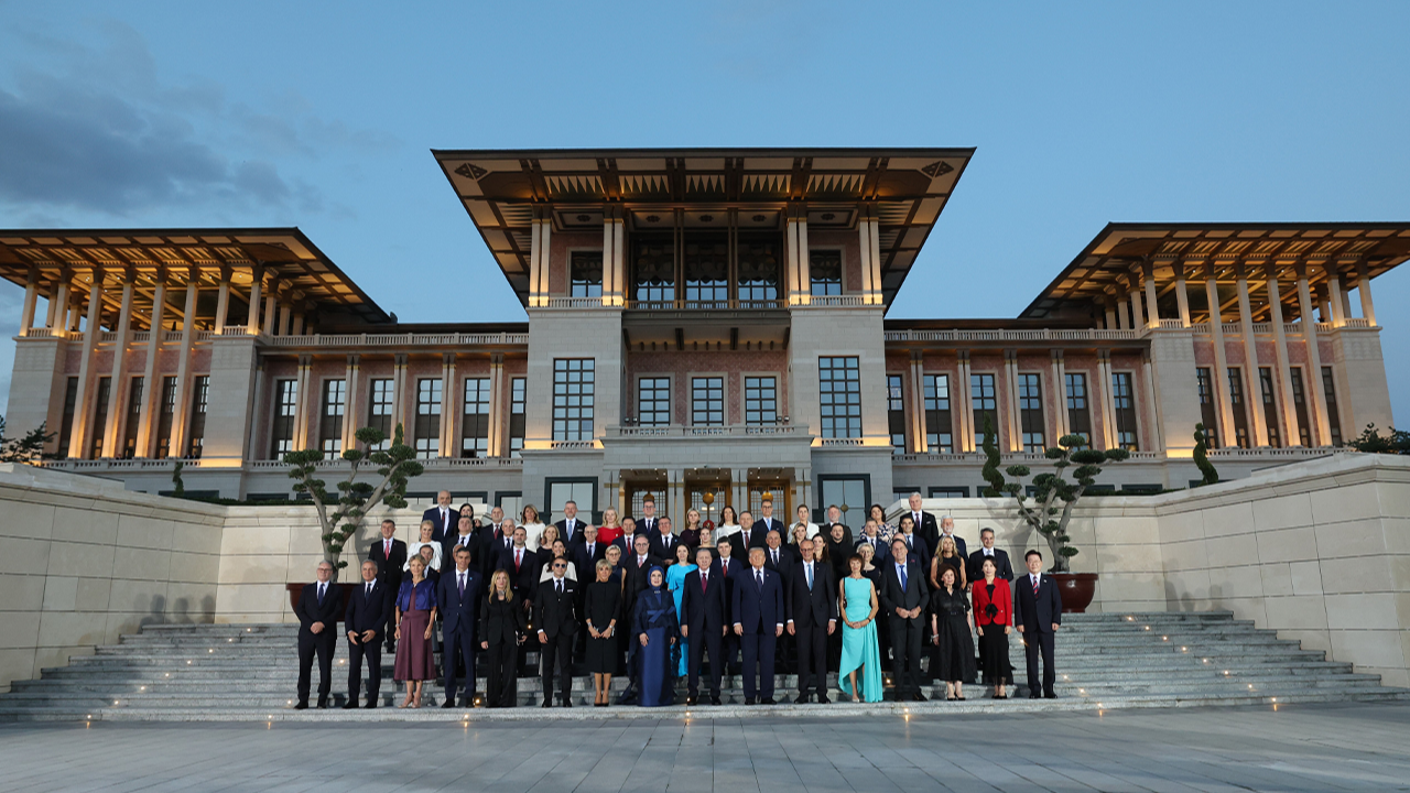 NATO liderleri Külliye'de aile fotoğrafında buluştu!