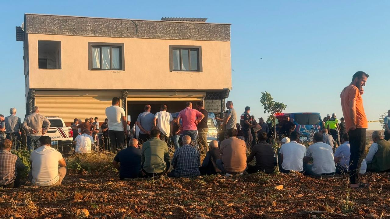 Otomobil kalabalığa daldı: Ölü ve yaralılar var!