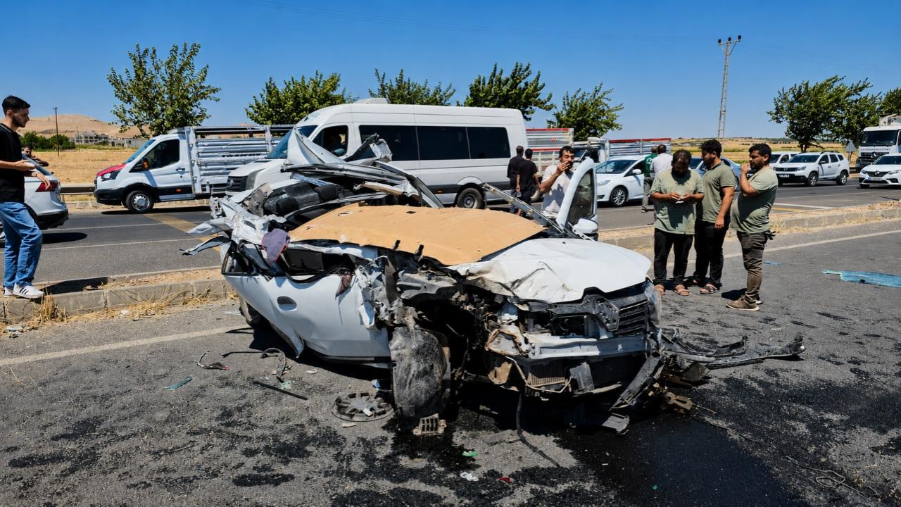 Urfa'da otomobil TIR'a çarptı!