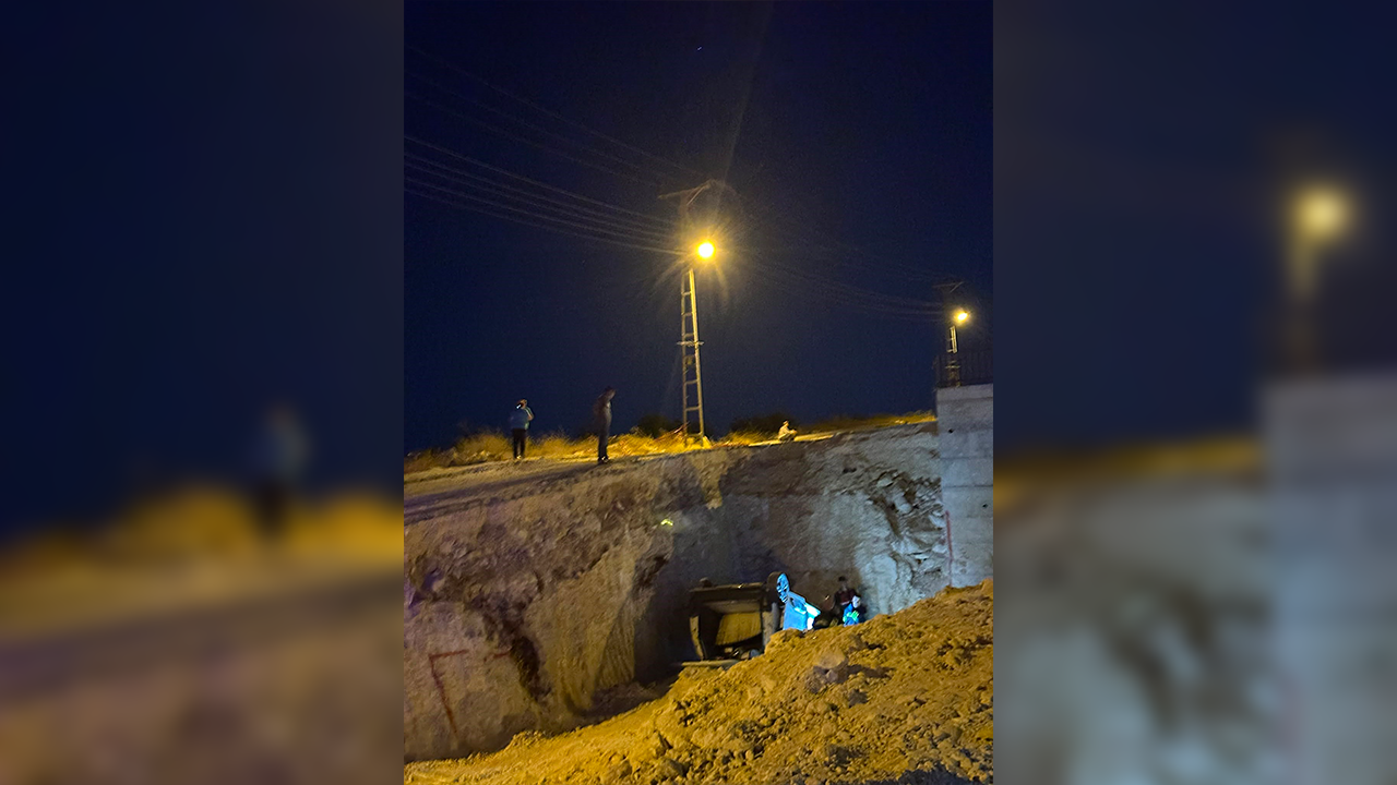 Otomobil yol çalışmasındaki çukura düştü! Yaralılar var!