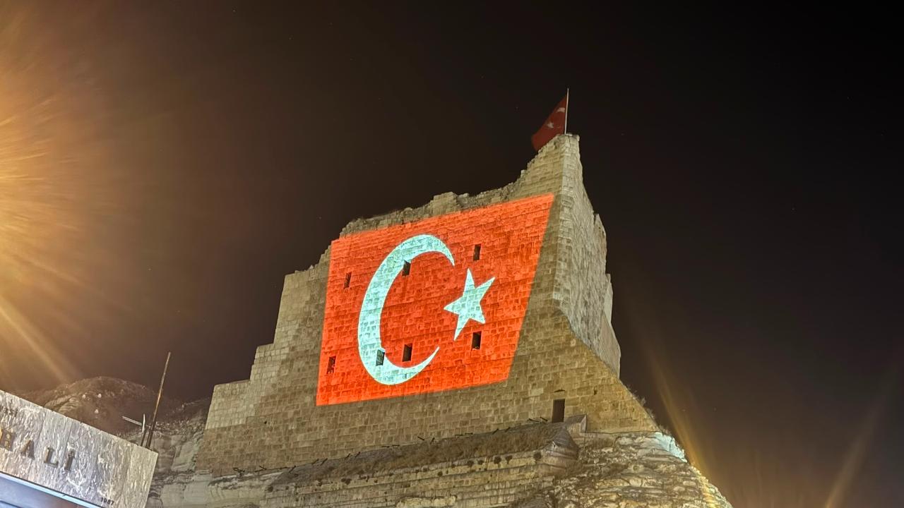 3 bin yıllık Birecik Kalesi'nde 15 Temmuz'a özel ışık gösterisi!