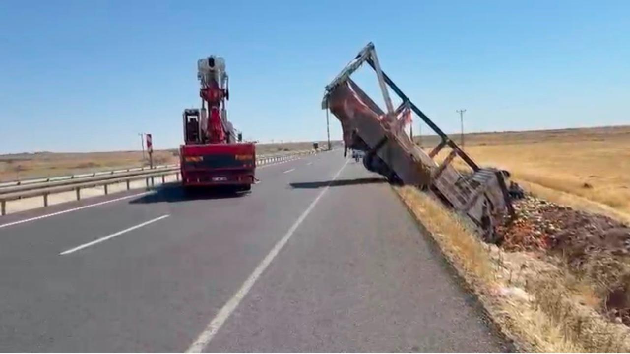 Şanlıurfa'da karpuz yüklü kamyon devrildi: Yaralılar var!