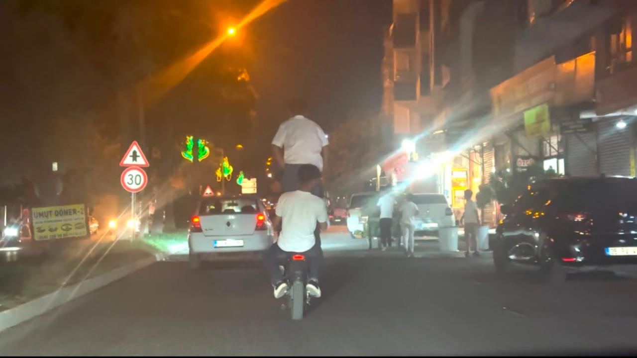 Şanlıurfa'da tehlikeli yolculuk: Bir scooter'a 3 kişi bindi!