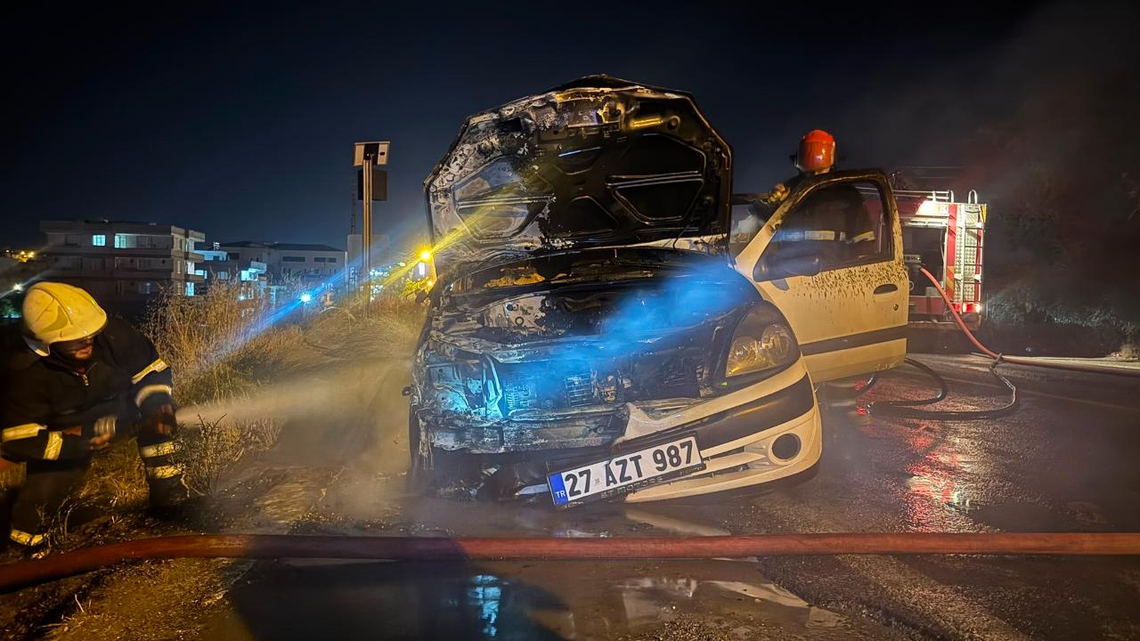 Urfa'da seyir halindeki otomobil alev aldı!