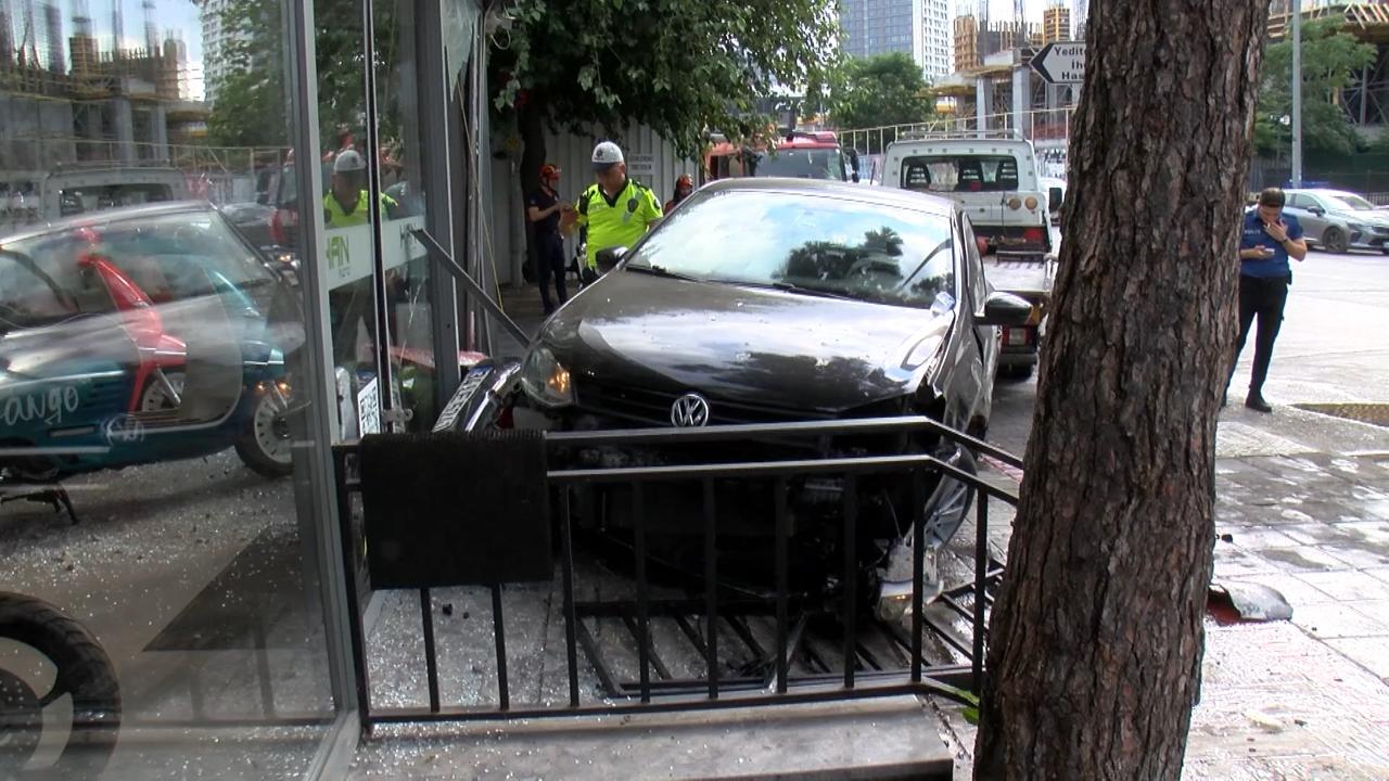 Direksyon hakimiyetini kaybetti otomobil dükkana girdi!