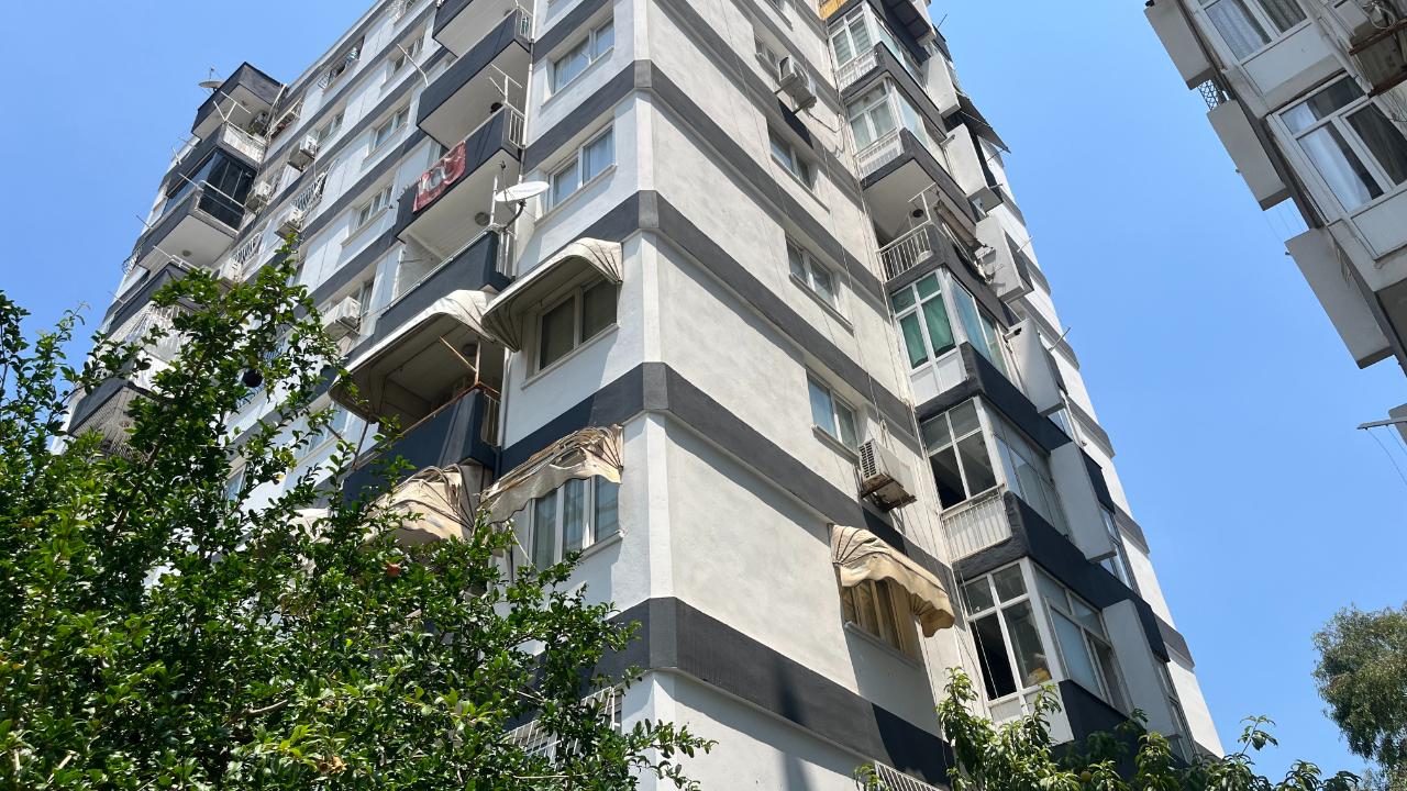 Tartıştığı eşinin başına çekiçle vurup boğazından bıçakladı!