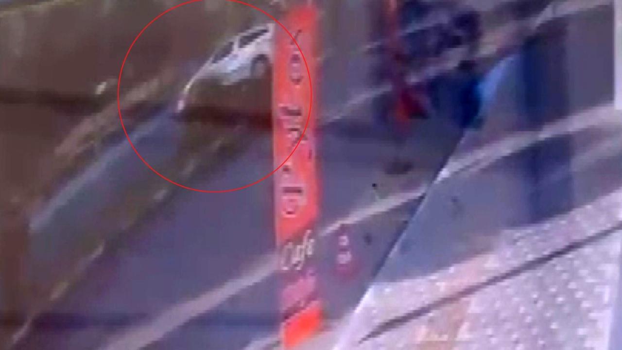 Urfa'da kontrolden çıkan araç ağaca çarptı: O anlar kamerada