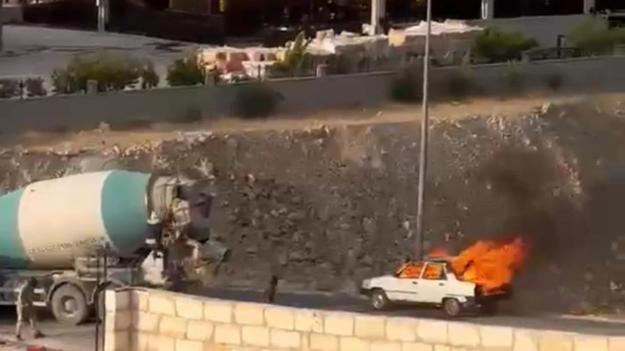Urfa'da yanan otomobile beton mikseriyle müdahale!