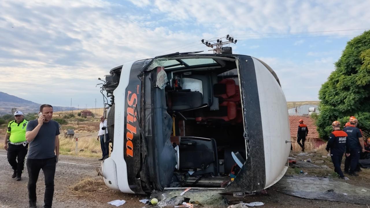 Yolcu otobüsü kaza yaptı! Feci kazada onlarca kişi yaralandı!