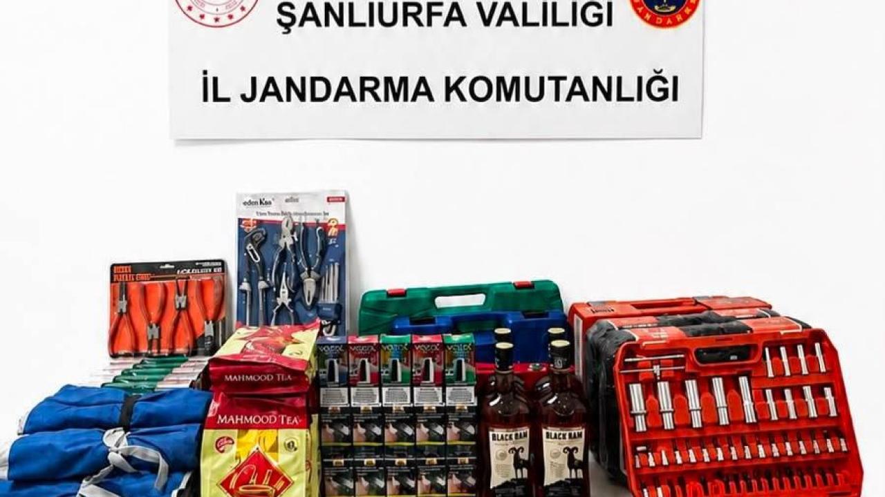 Birecik'te durdurulan araçta çok sayıda kaçak ürün ele geçirildi!