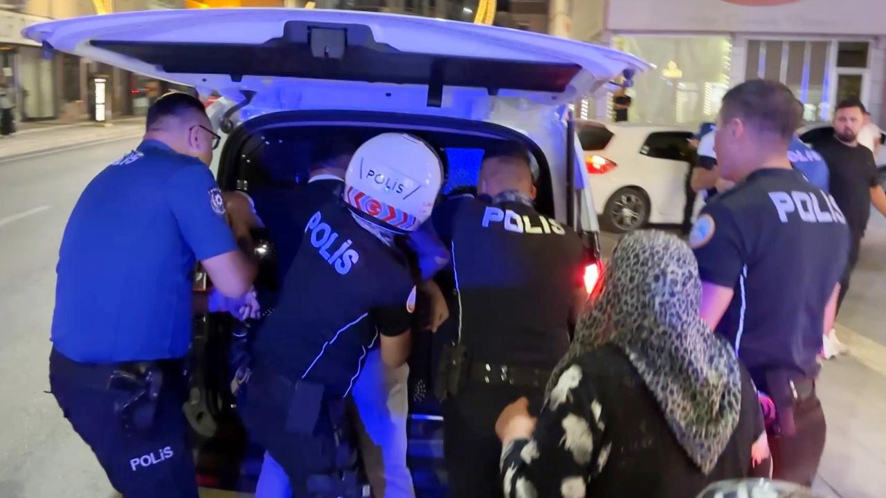 Biri oynayarak, diğeri zorla gözaltına alındı!