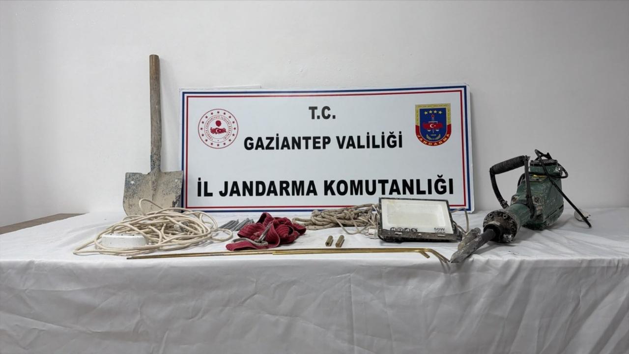 Define bulmak için evin altını metrelerce kazdılar!