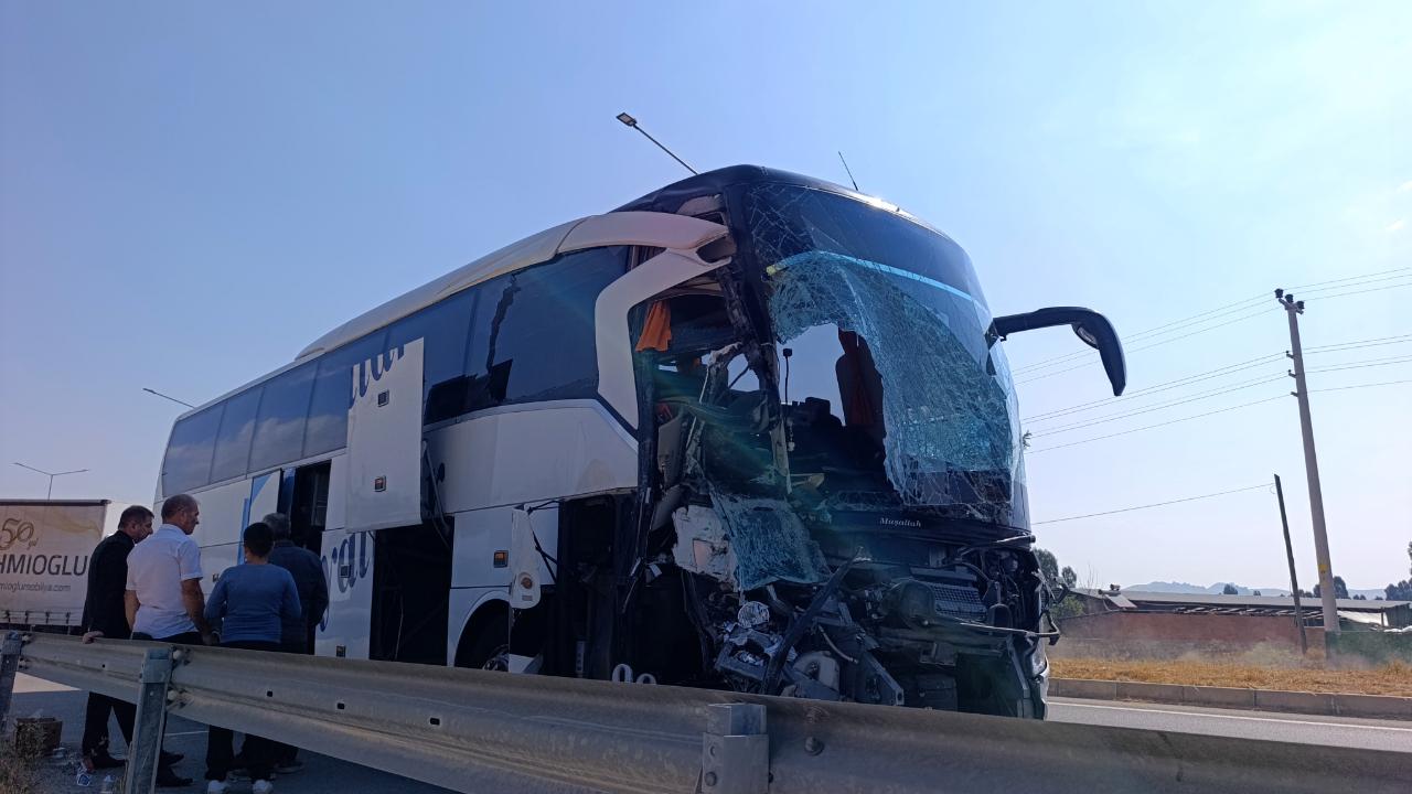 Yolcu otobüsü kamyonete çarptı: Ölü ve yaralılar var!