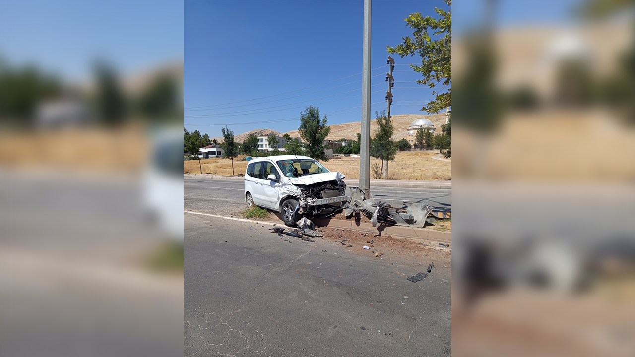Hafif ticari araç ile minibüs çarpıştı: Yaralılar var!
