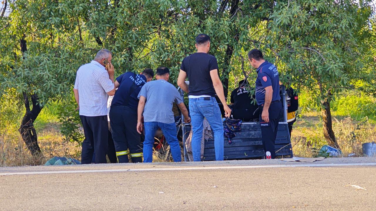Hafif ticari araç tarım aracına çarptı: Ölü ve yaralılar var!