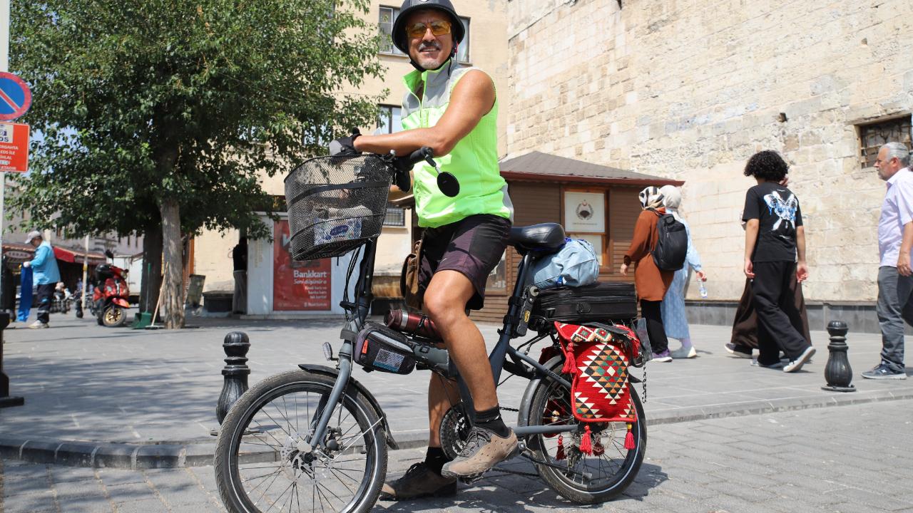 Hayallerinin peşinde pedal çeviriyor: Sıradaki durağı Şanlıurfa!
