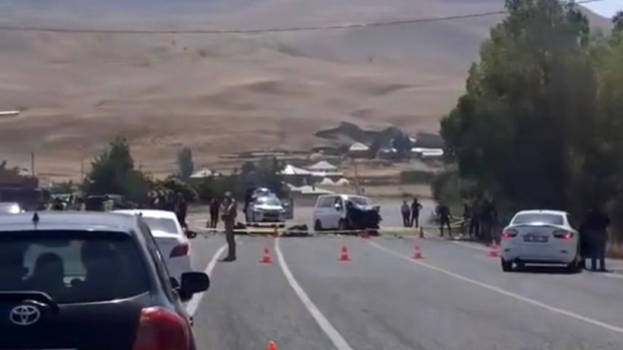 İki araç kafa kafaya çarpıştı!