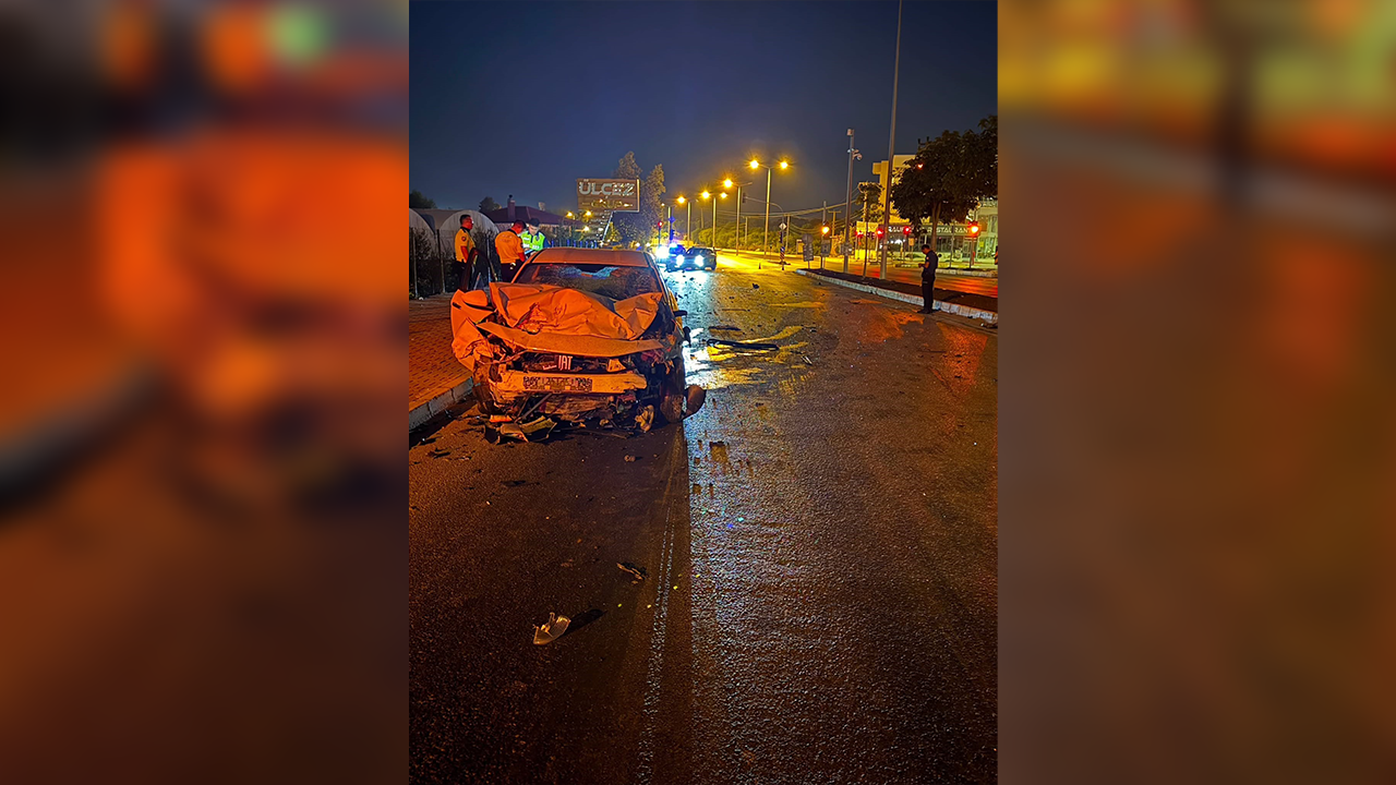 İki otomobil çarpıştı: Çok sayıda ölü ve yaralı var!
