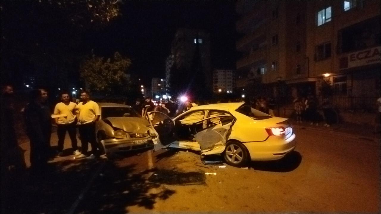 Kavşakta feci kaza: Çok sayıda yaralı var!