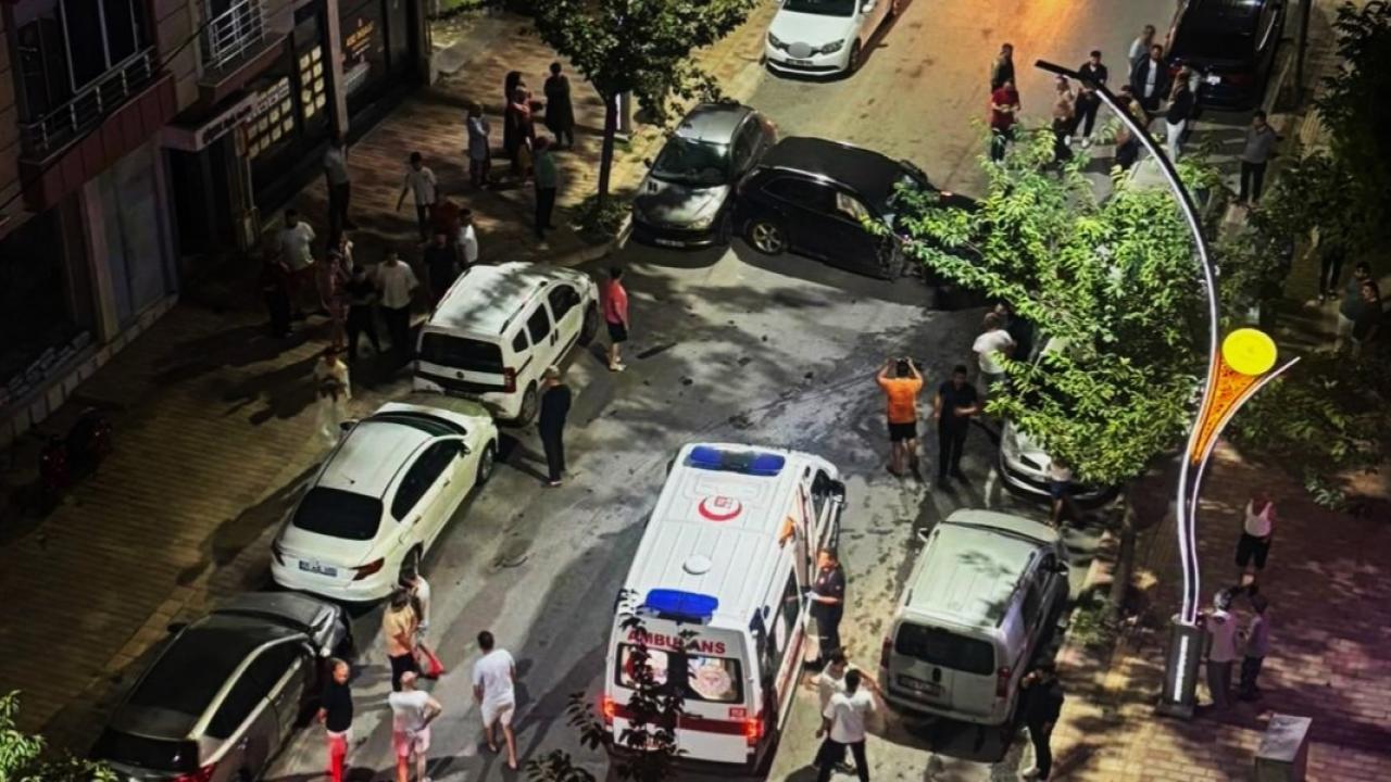 Kontrolden çıkan otomobil park halindeki 6 araca çarptı!