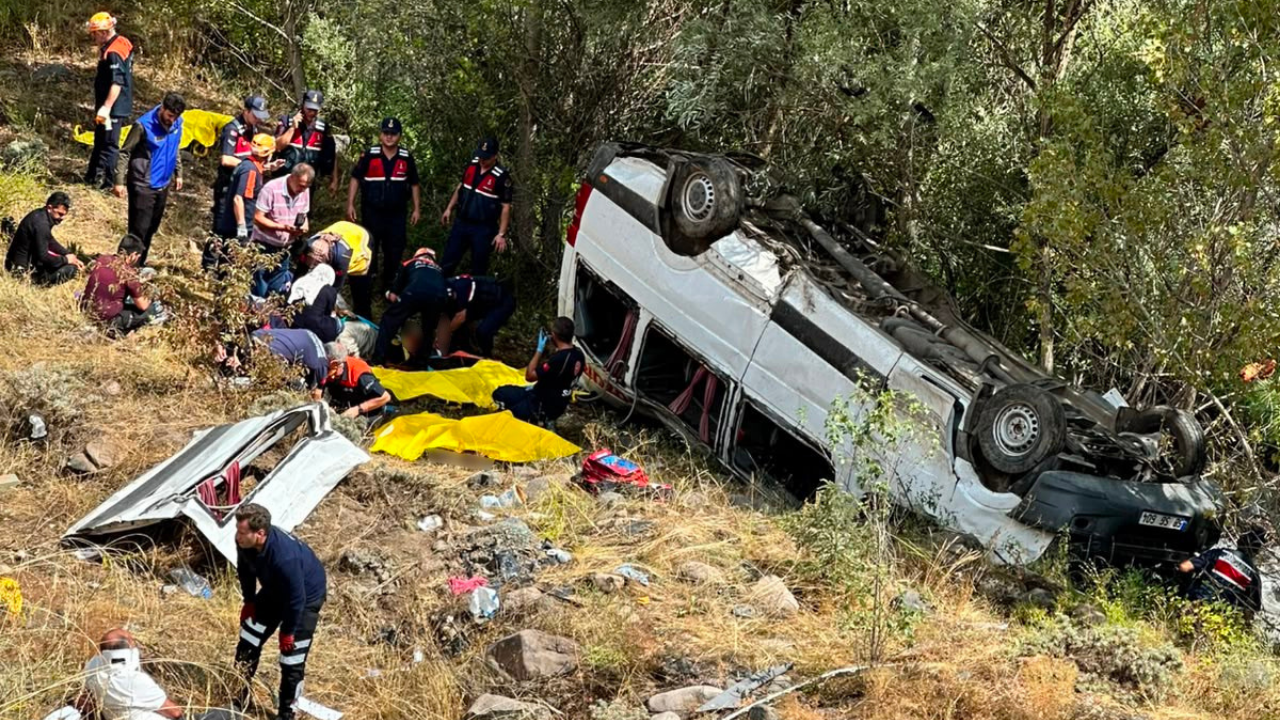 Minibüs şarampole uçtu: Çok sayıda ölü ve yaralı var!