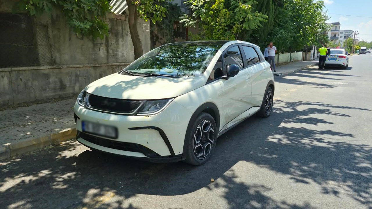 Motosiklet ile otomobil çarpıştı: Yaralı var!