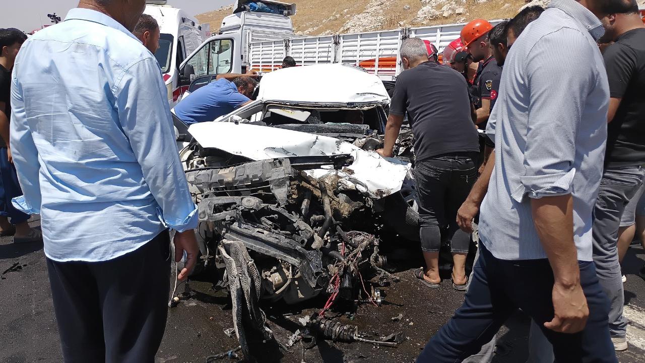 Urfa'da TIR ile otomobil kafa kafaya çarpıştı!