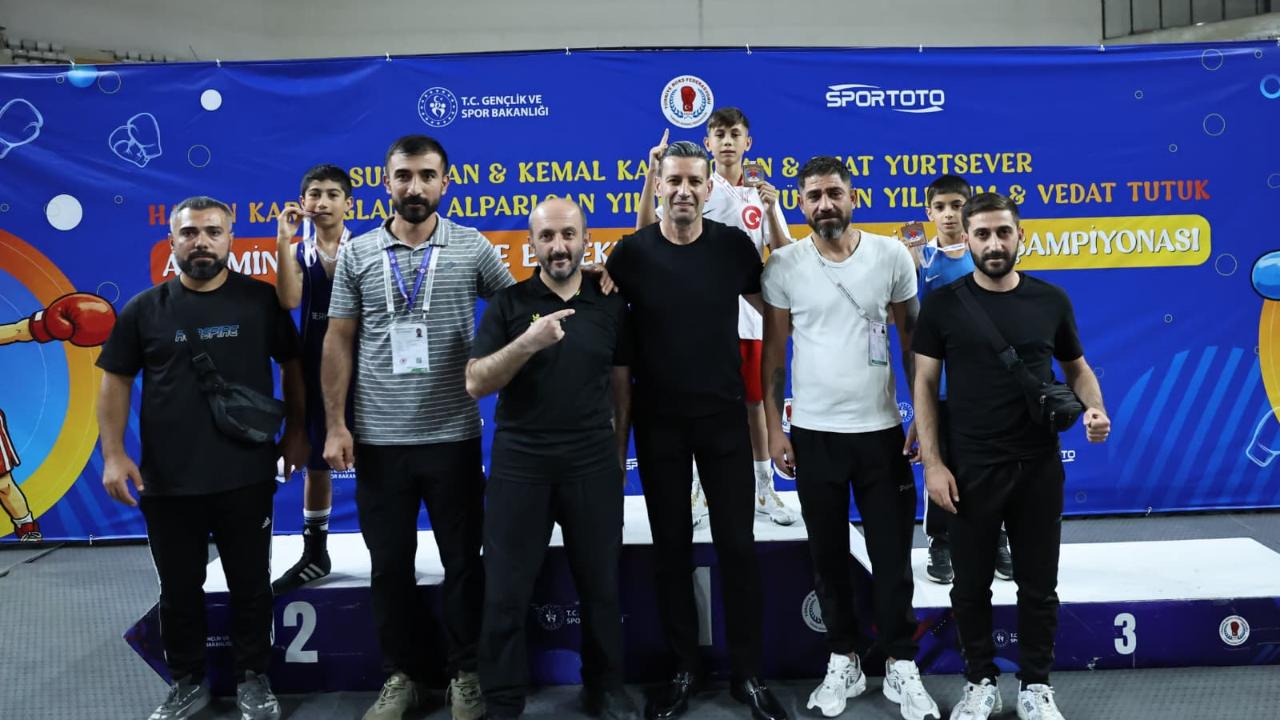Urfalı genç boksör Türkiye ikincisi oldu!