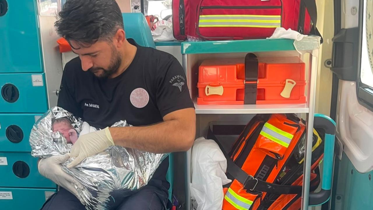 Urfa'da hastaneye yetişemedi: Ambulansta doğum yaptı!