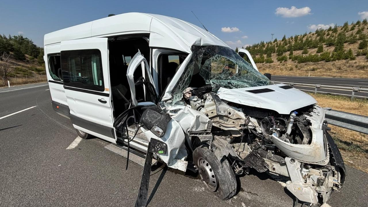 Servis aracı TIR'a arkadan çarptı: Çok sayıda yaralı var!