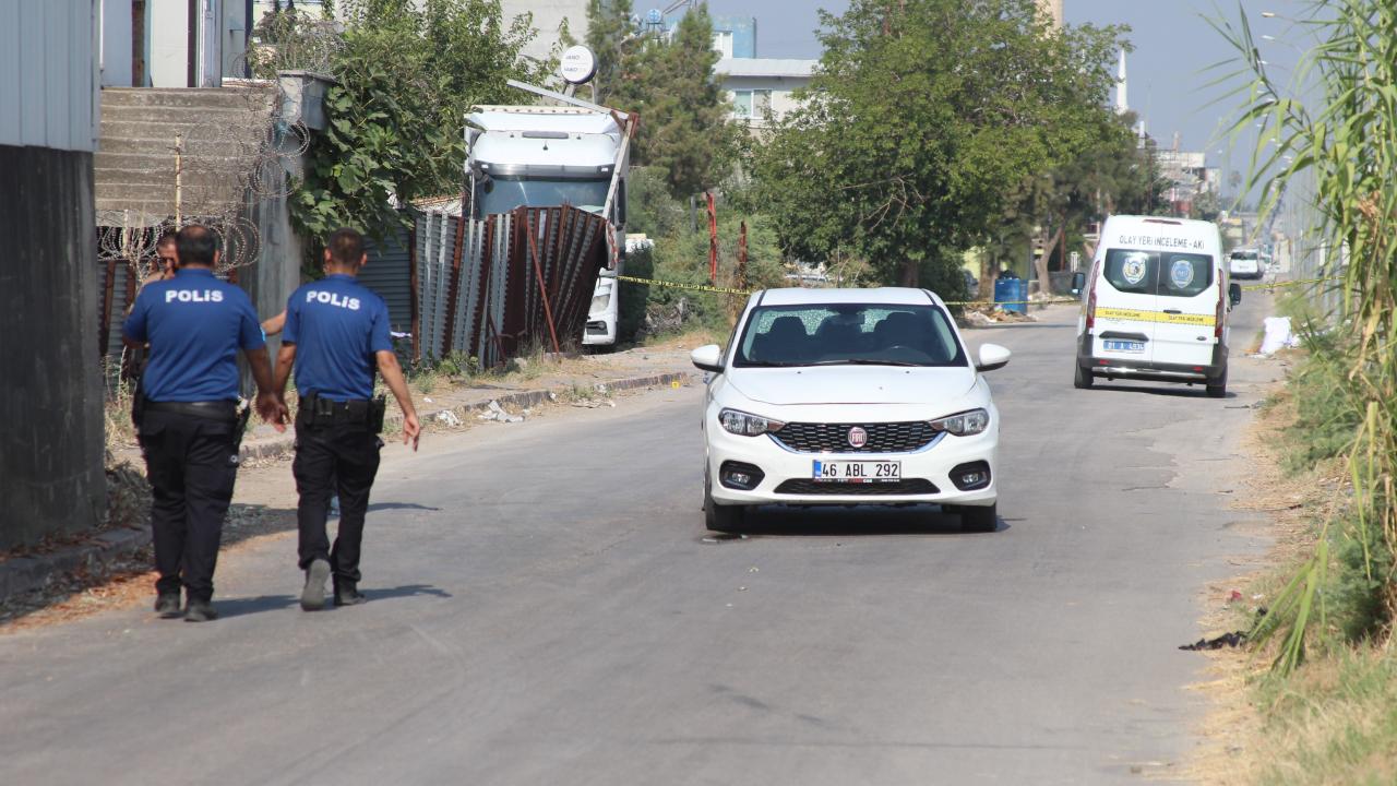 Seyir halindeki otomobile kurşun yağdırdı!