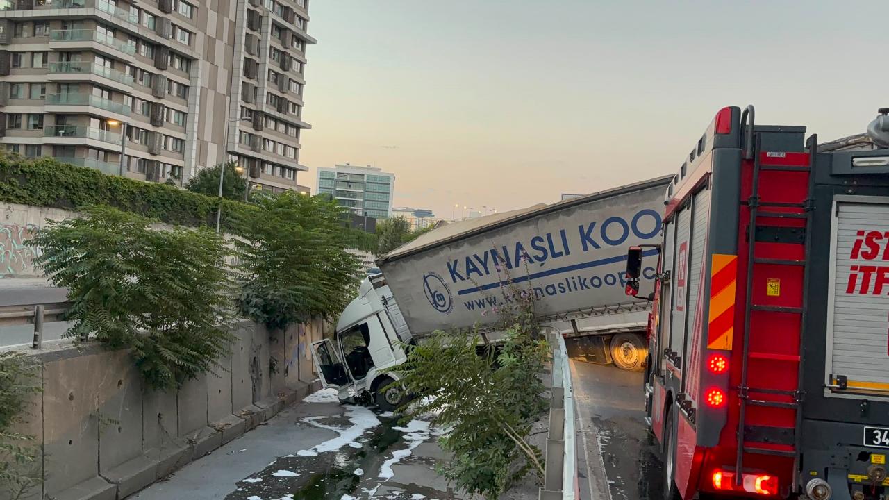 Seyir halindeki TIR dereye uçtu!
