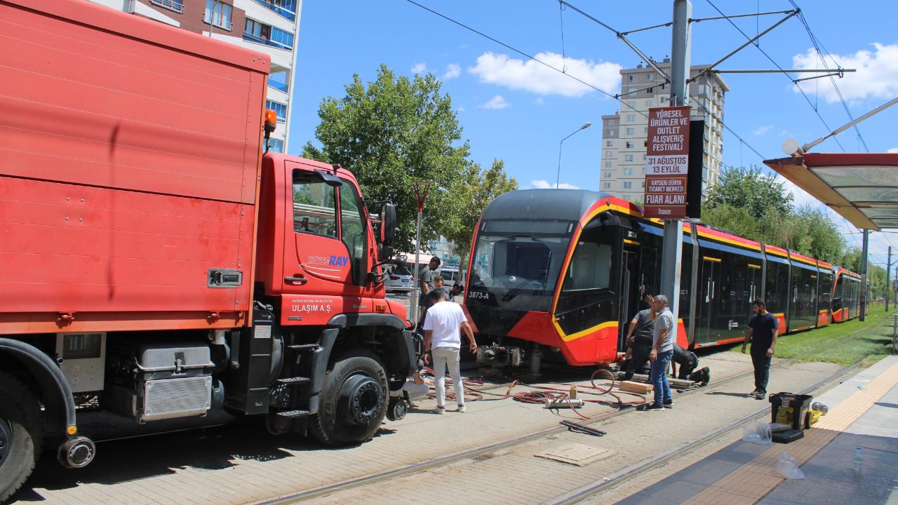 Tramvayın altında kalan genç kadın feci şekilde öldü!
