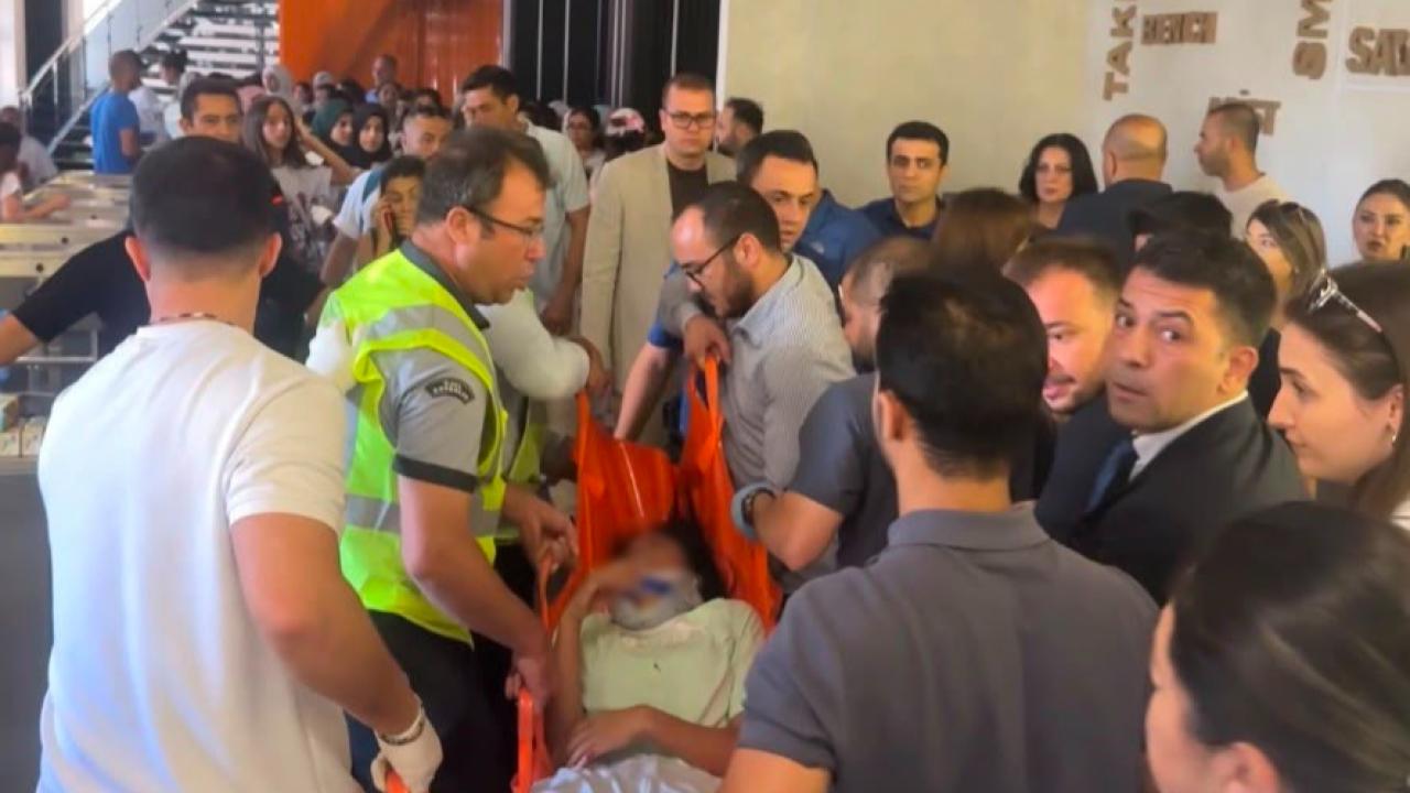 Tribünde ahşap dekor çöktü: Yaralılar var!
