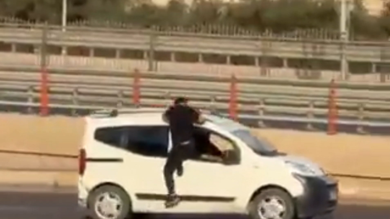 Urfa'da kardeş kavgası: Seyir halindeki araca tutunup içeri girmeye çalıştı!