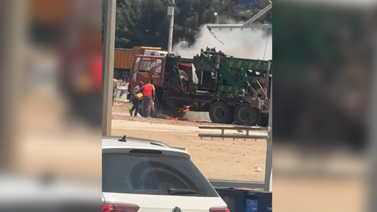 Urfa'da park halindeki araç alev alev yandı!