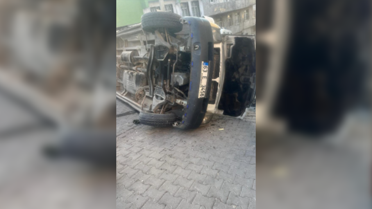 Urfa’da rampada kalan otobüs devrildi: Yaralı var!