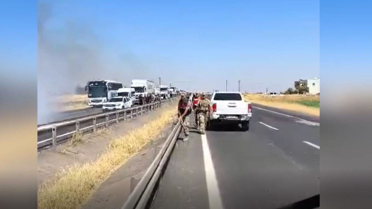 Seyir halindeki araç alev alev yandı!