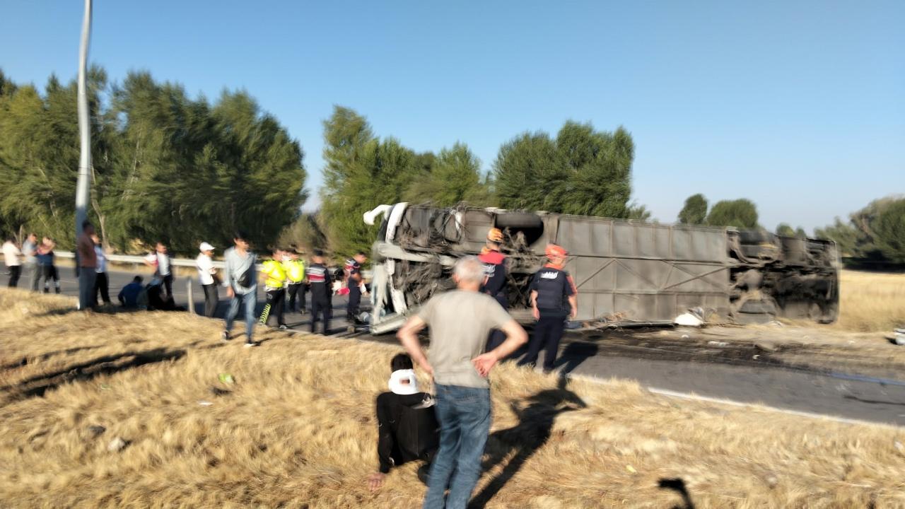 Yolcu otobüsü devrildi: Yaralılar var!
