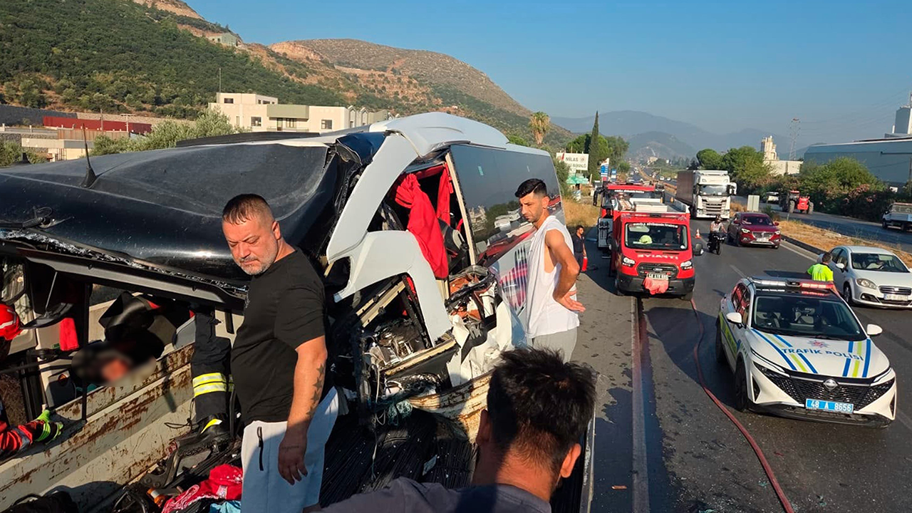 Yolcu otobüsü TIR'a arkadan çarptı: Çok sayıda ölü ve yaralı!