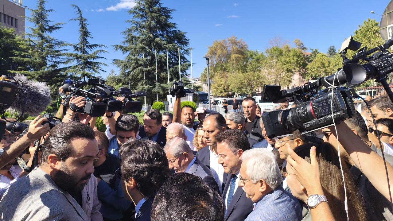 Davutoğlu Ankara Adliyesi’ne geldi!