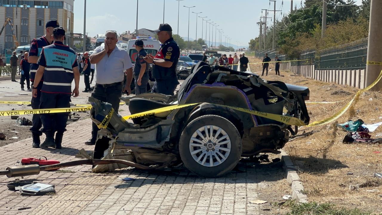 Feci kaza: Otomobil ikiye bölündü ölü ve yaralılar var!
