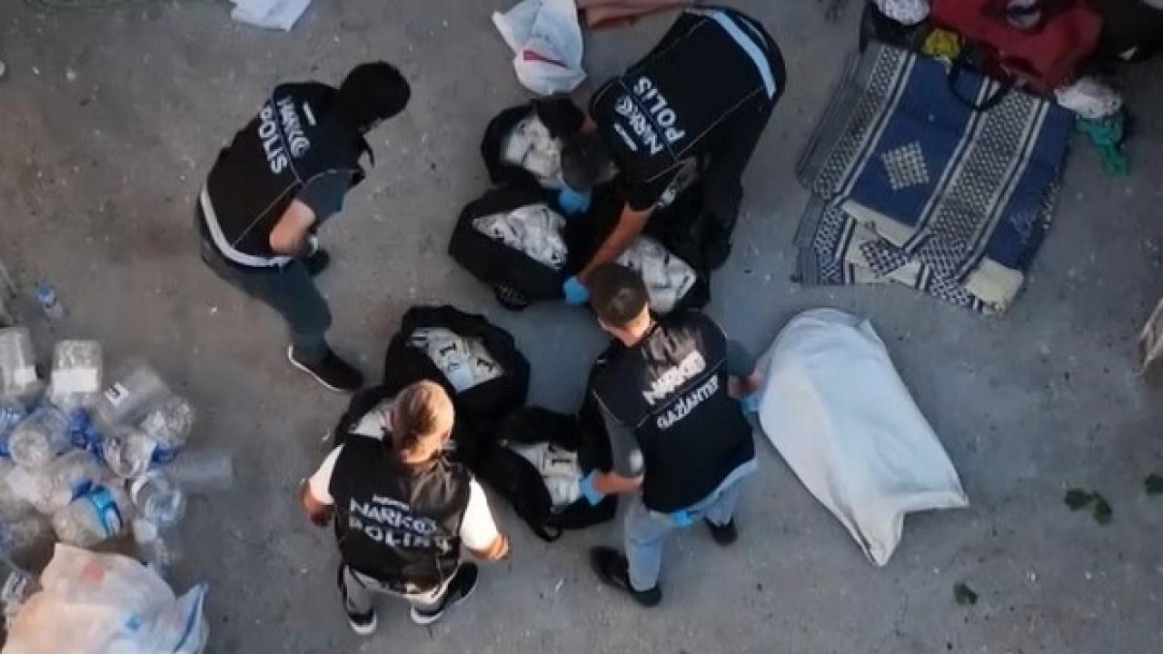 Dev uyuşturucu operasyonu: 8 valiz hap ele geçirildi!